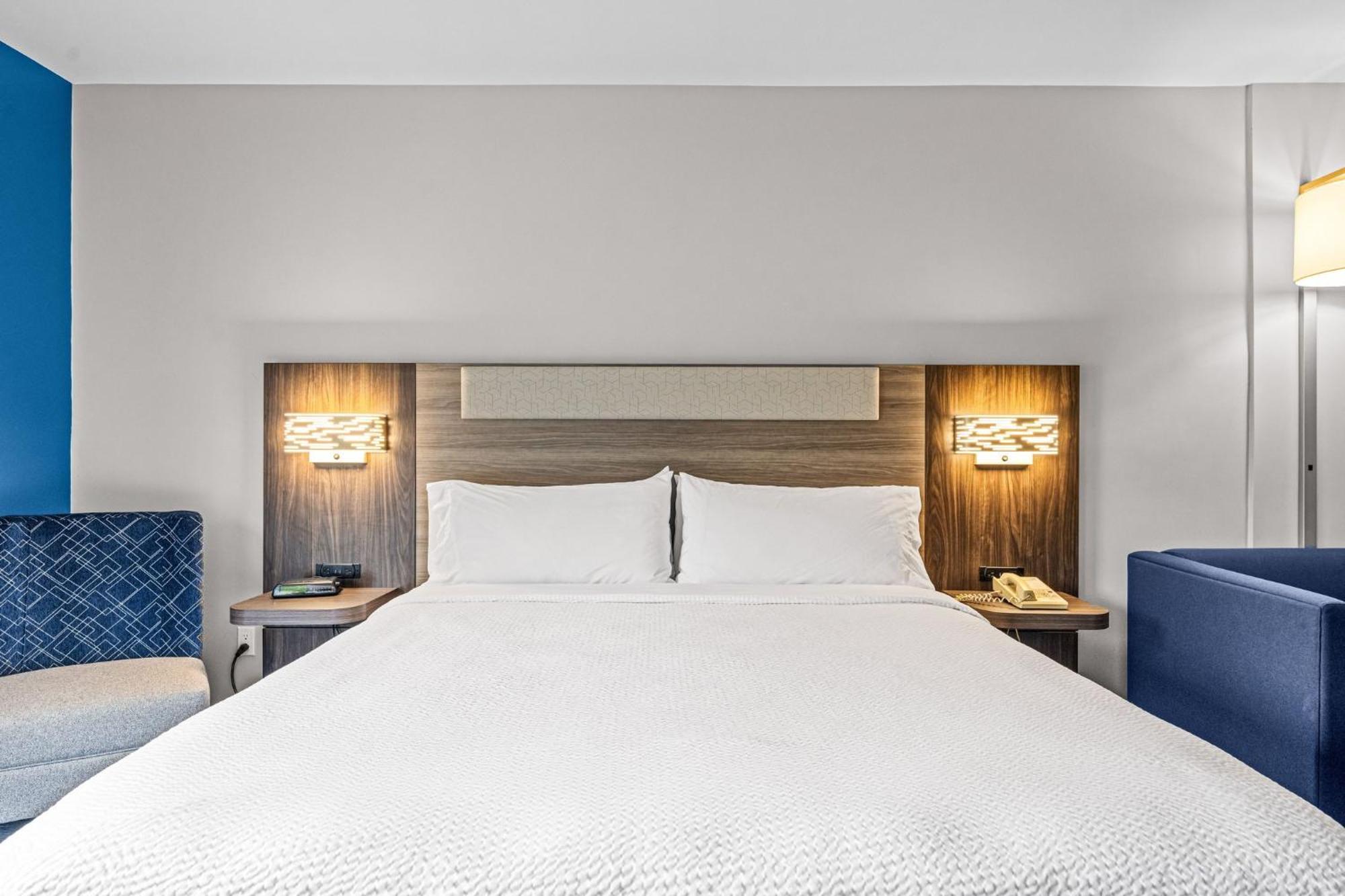 Holiday Inn Express & Suites Carneys Point - Pennsville By Ihg Екстериор снимка